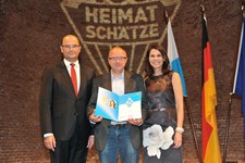 Heimatminister Albert Füracker und Kunstministerin Prof. Dr. med. Marion Kiechle prämieren 100 Heimatschätze